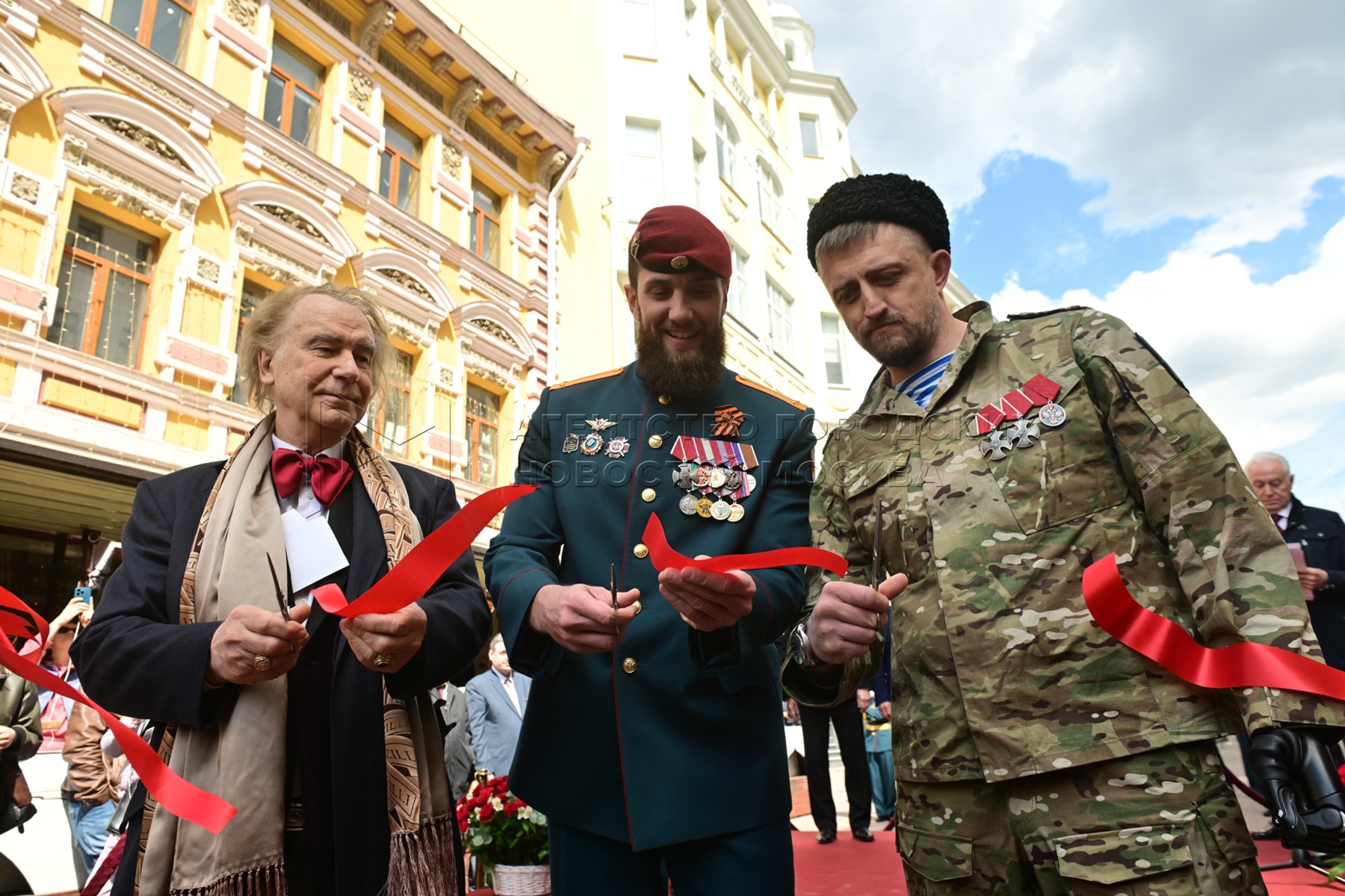 Фоторепортаж АГН "Москва" об открытии выставки на ул.Арбат